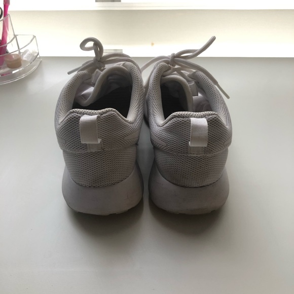 White Nike Roshes - Picture 3 of 5
